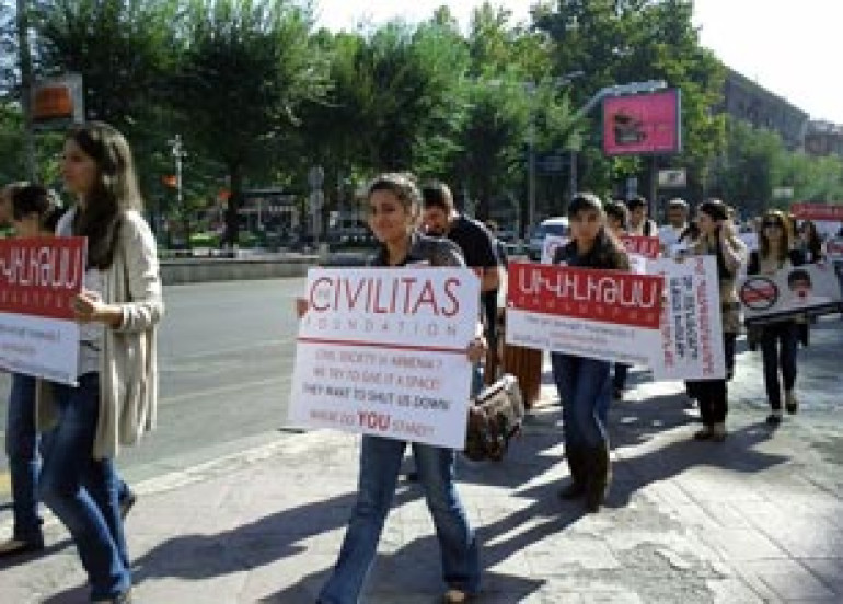 Перед зданием парламента Армении проходит акция протеста: участники требуют справедливости по делу Осканяна