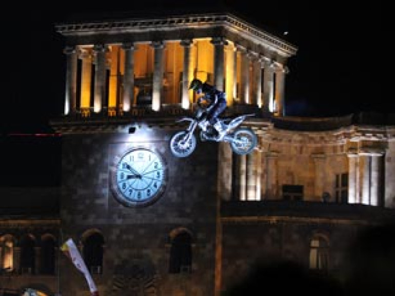 ВиваСелл-МТС стала главным спонсором беспрецедентного мотоконкурса Red Bull X Fighters Jams в Ереване (фото)