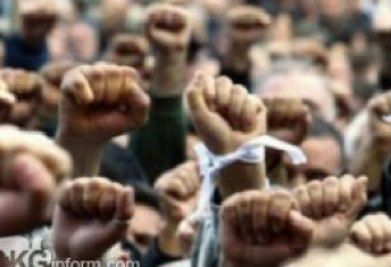 Митингующие прорвались в парламент Киргизии