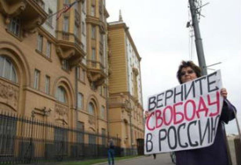 У посольства США устроили пикет в поддержку радио «Свобода»
