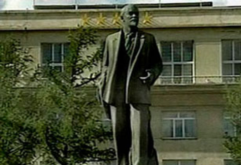 В Улан-Баторе демонтировали памятник Ленину 