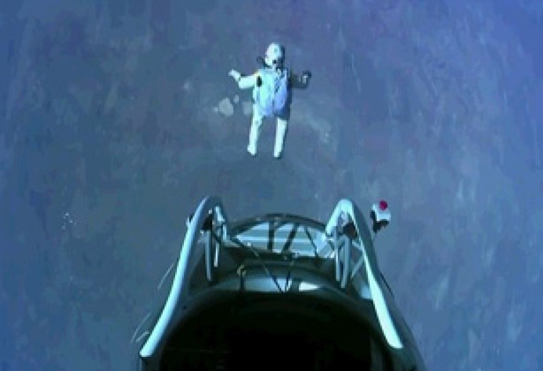 Skydiver Felix Baumgartner breaks sound barrier (photos)