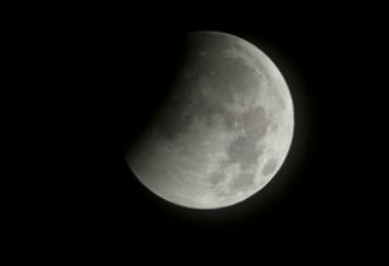 Вода на Луне возникает в результате взаимодействия с солнечным ветром - астрономы