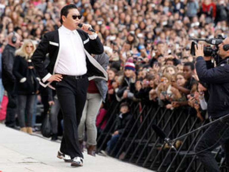  Автор «Gangnam Style» устроил флешмоб в Париже (фото, видео) 
