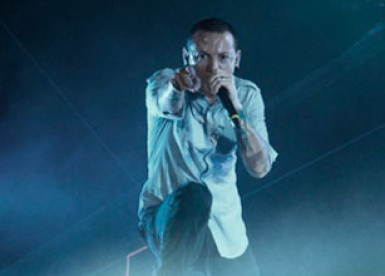Во время концерта Linkin Park в ЮАР на зрителей упал рекламный щит