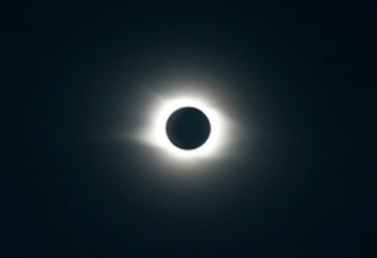 На Земле началось полное солнечное затмение, север Австралии погрузился в темноту (фото, видео)