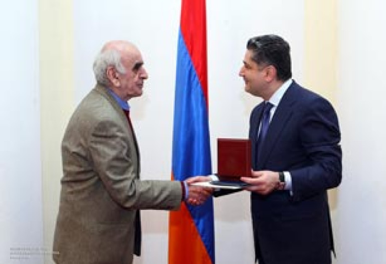 Film director Artavazd Peleshyan awarded Armenia’s PM Medal
