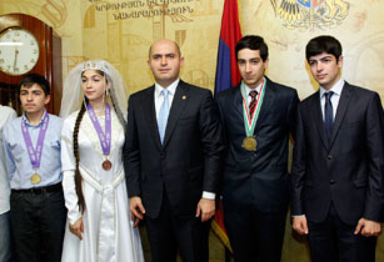 Armenia’s education minister meets winners of international school olympiads