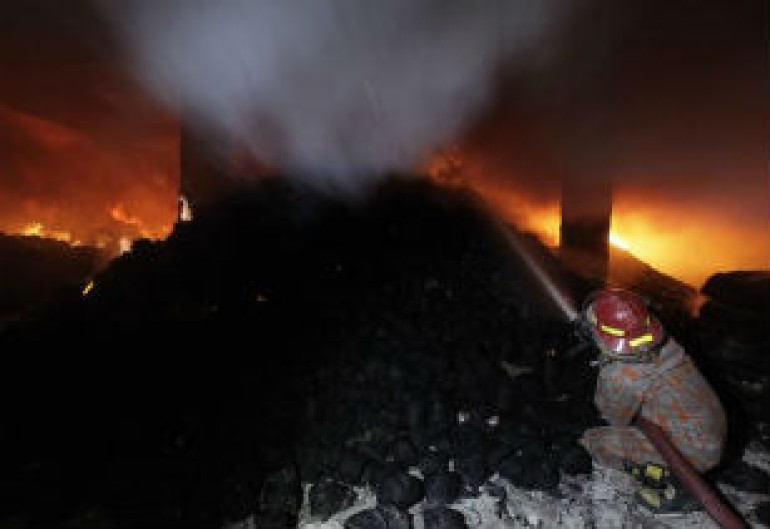 Число жертв пожара на фабрике в Бангладеш возросло до 121