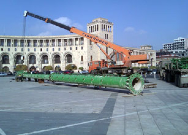  На площади Республики в Ереване начата установка главной ёлки страны (фото)  