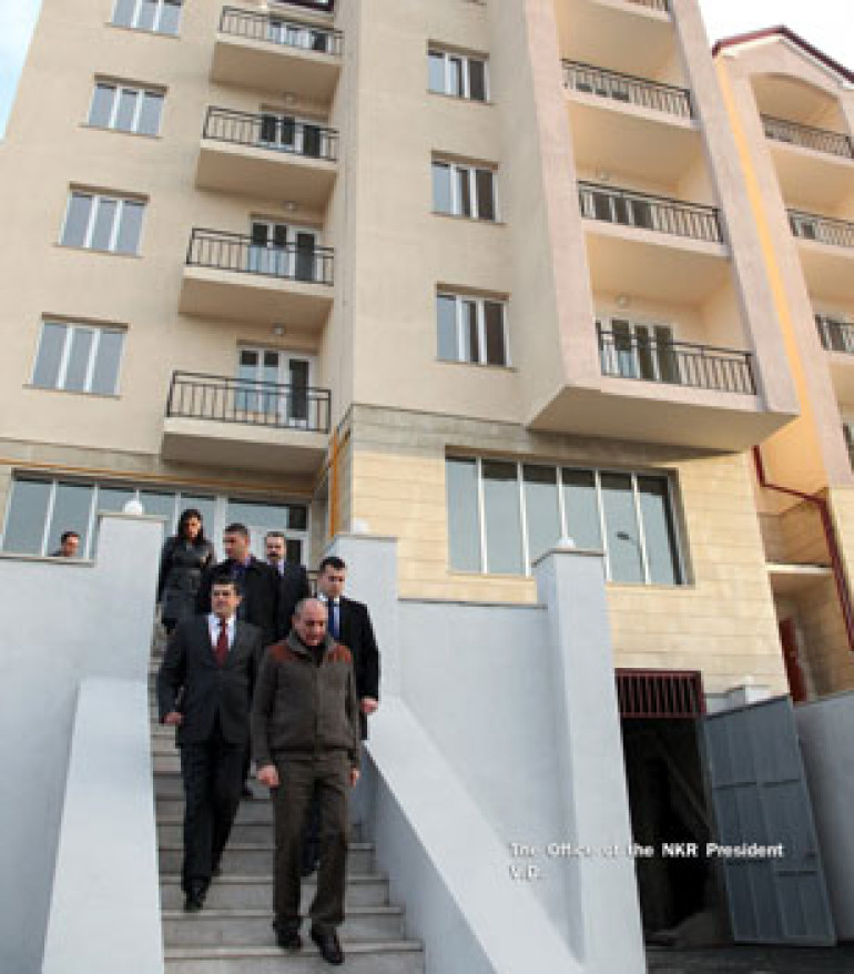  Бако Саакян посетил новое жилое здание в Степанакерте 