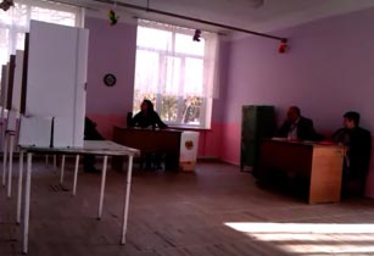 На 24-ом избирательном участке 1-го избирательного округа Еревана поют (видео)