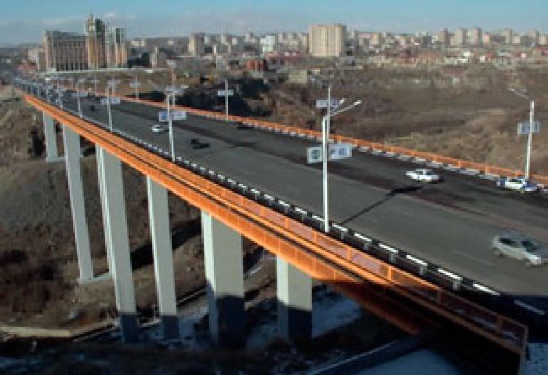 В Ереване молодой человек попытался спрыгнуть с Давиташенского моста В Ереване молодой человек попытался спрыгнуть с Давиташенского моста