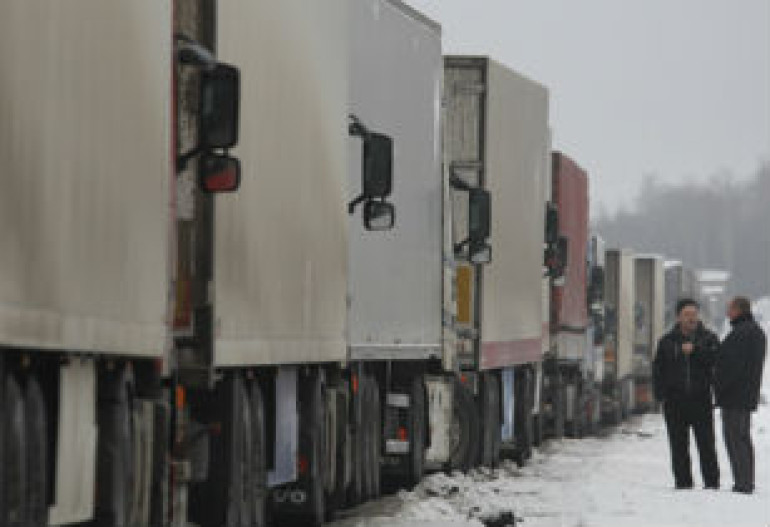 На пункте пропуска Верхний Ларс скопилось около ста фур