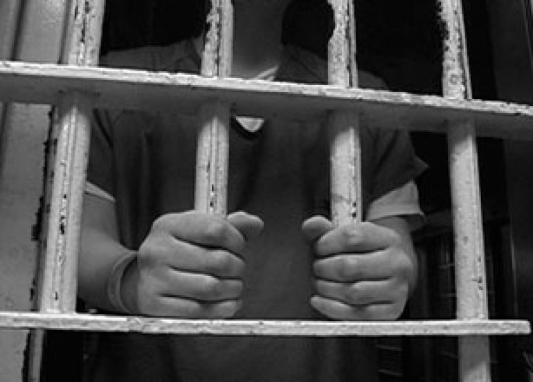 В Ереване заключенный зашил себе рот, прибил гвоздем обе ноги, сообщает мать