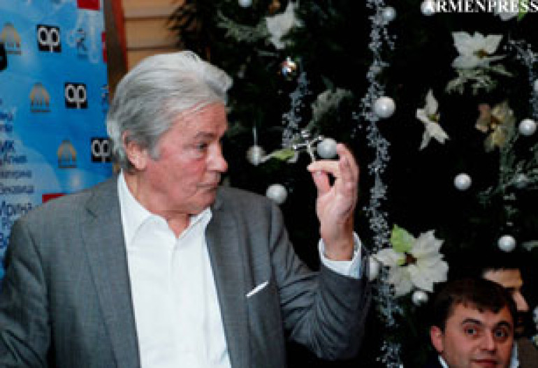 Alain Delon in Yerevan recalls Ashod Malakian, invites Armenian journalist act in film 