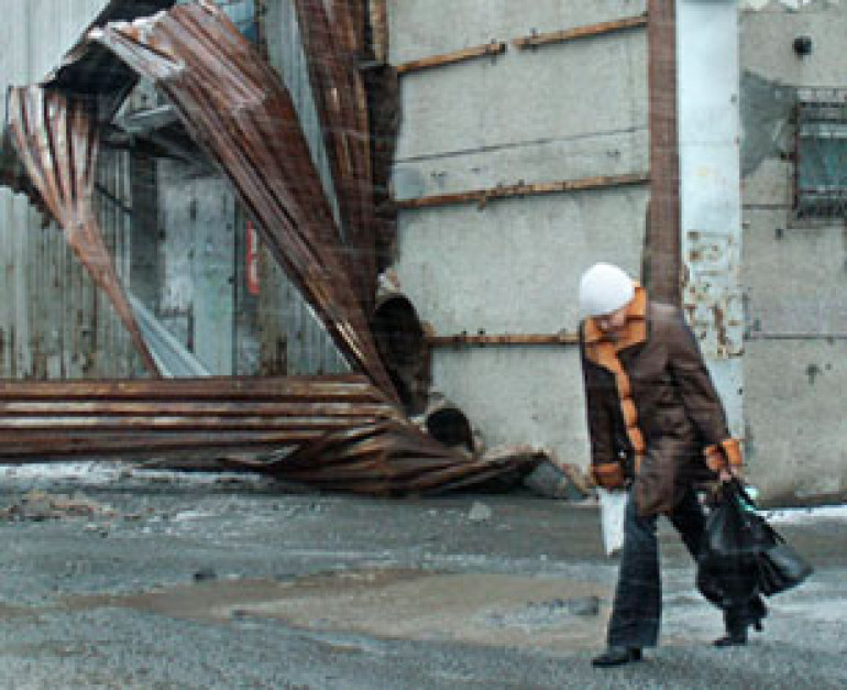 В Краснодарском крае России ураган срывает крыши, закрываются паромные переправы