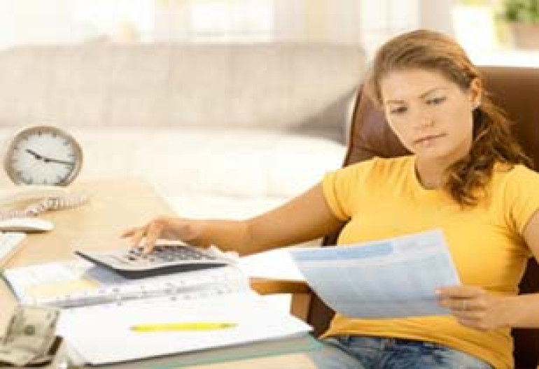 Women are less confident at sticking to budget - study