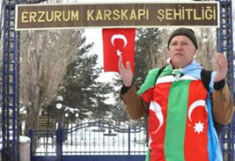  Начавший шествие из Анкары в Ереван азербайджанец обиделся на консула Азербайджана и ушел обратно 