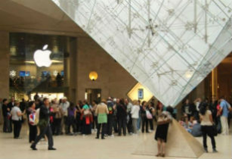 Apple store robbed in Paris
