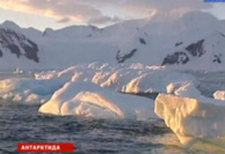 В Антарктиде исчез самолет с тремя полярниками