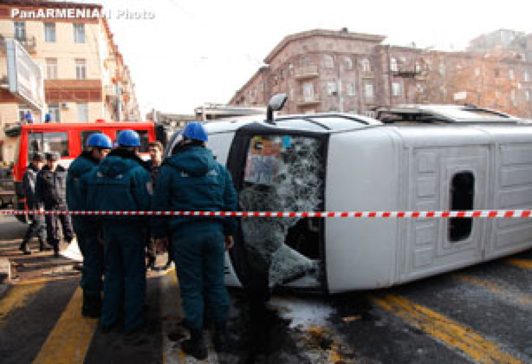 В центре Еревана перевернулась маршрутка, по предварительным данным, 4 ранены (фото)