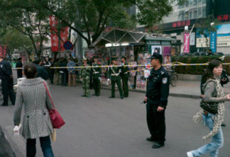 В Китае в результате взрыва грузовика, перевозившего пиротехнику, погибли 26 человек, передает Синьхуа 