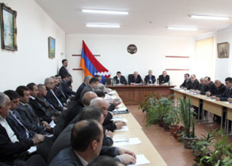 Бако Саакян в Аскеране провел рабочее совещание по вопросам развития сельского хозяйства