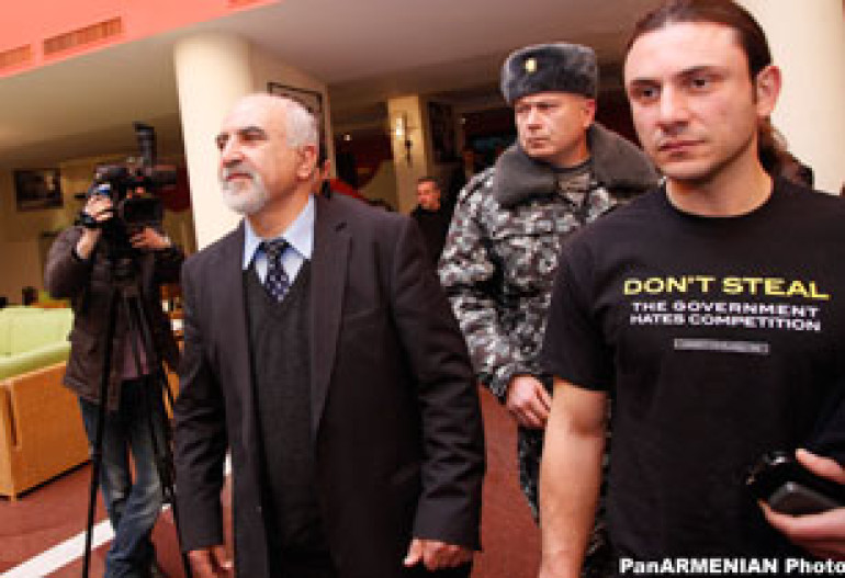 Паруйр Айрикян внезапно появился на пресс-конференции своего адвоката