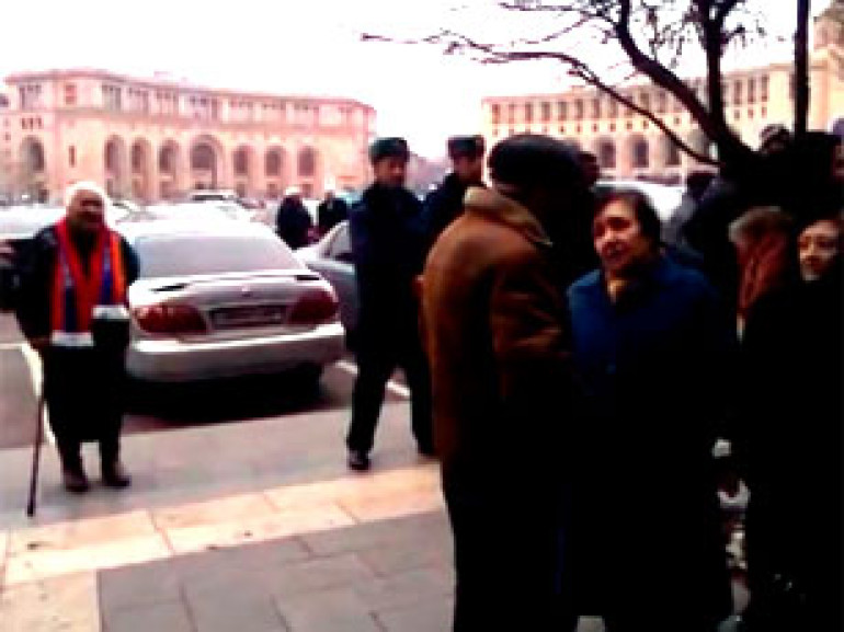 Акция протеста прошла перед зданием правительства Армении (видео)