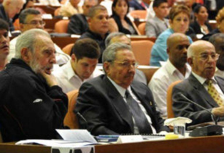  Парламент Кубы переизбрал Рауля Кастро президентом, он пообещал уйти в отставку в 2018 году