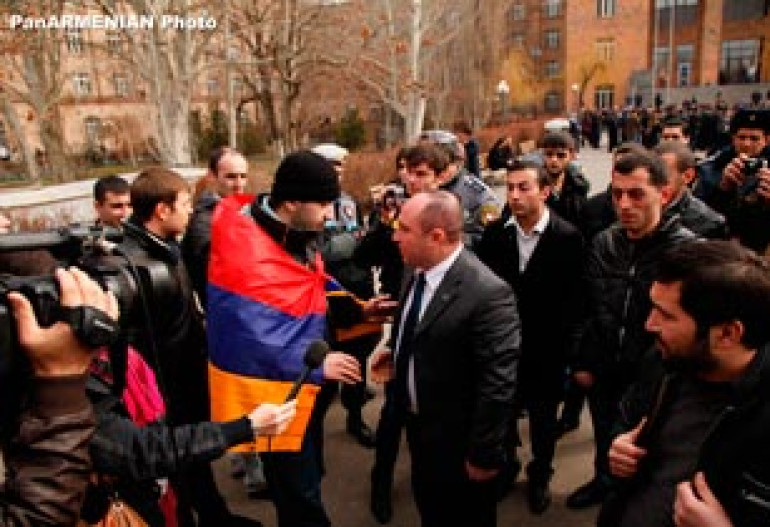  «Объединяйтесь», «Уходите»: учебная забастовка возле ЕГУ продолжается уже второй день (фото, обновляется)