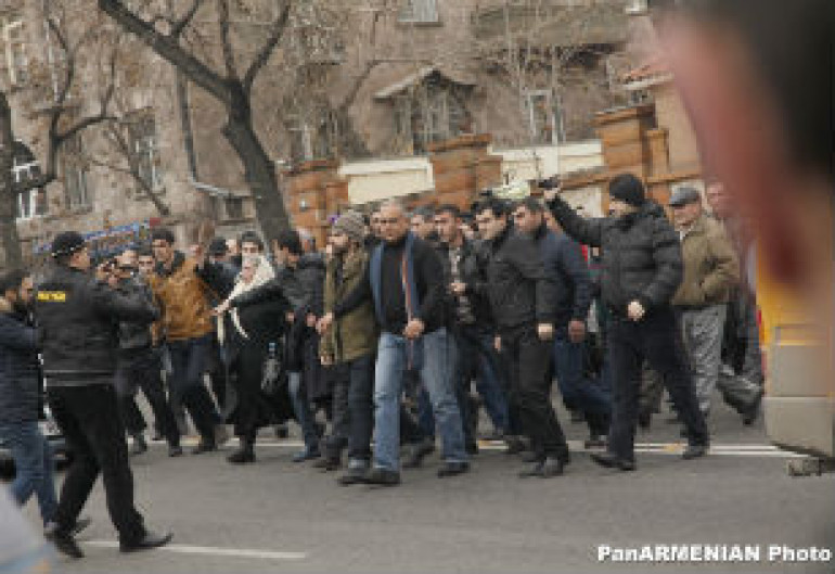 Пока, революция, или Почему оппозиция не смогла захватить власть в Армении - Lenta.ru