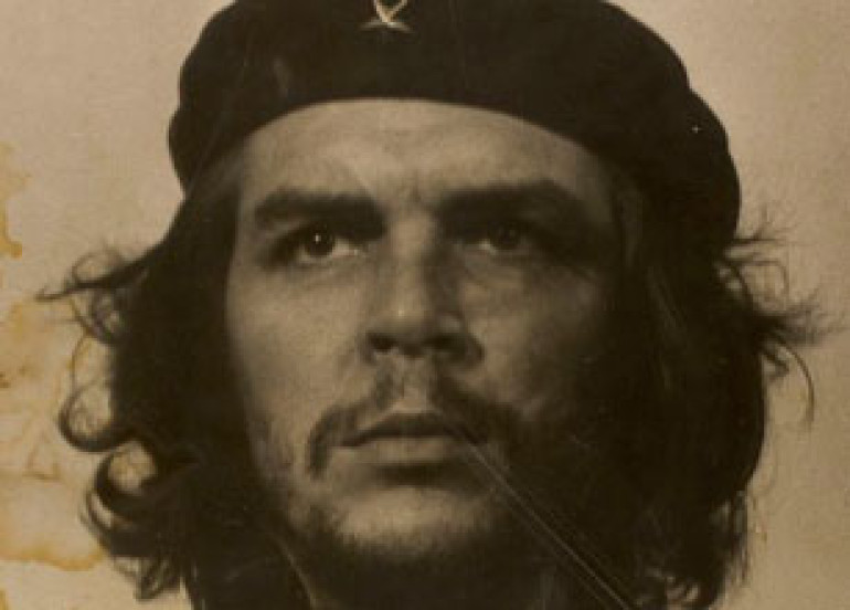 На аукционе в Лондоне выставляется коллекция редких фотографий Фиделя Кастро и Эрнесто Че Гевары (фото)