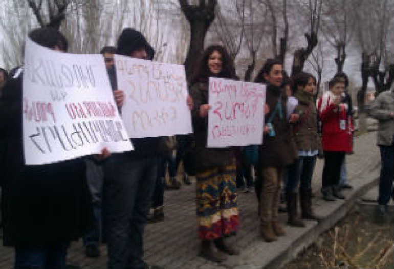  Сидячая акция протеста и учебная забастовка напротив ЕГУ (видео)