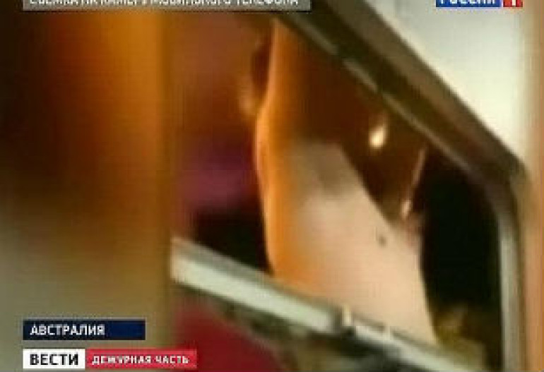 В Австралии подросток-экстремал на спор повис на окне летящего поезда (видео)