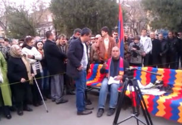  Политические и общественные деятели продолжают посещать Раффи Ованнисяна (видео)
