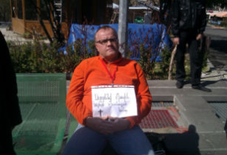  На площади Свободы в Ереване сидит француз с плакатом «Помолимся вместе за единение армян» (фото)