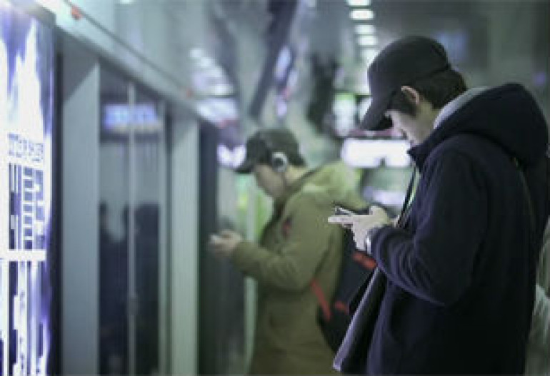 Киноафиши научили раздавать интернет (видео)