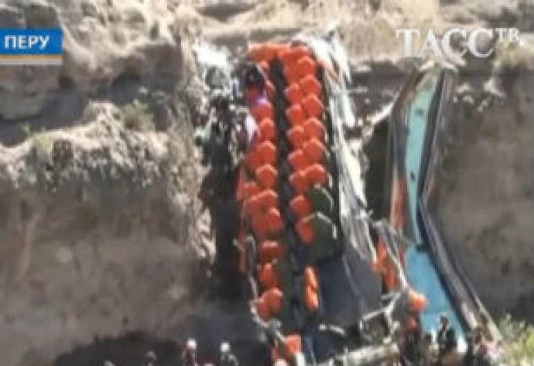 В Перу в ущелье, глубиной 100 метров, упал пассажирский автобус
