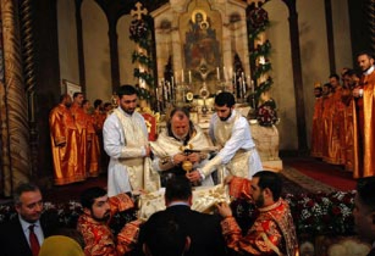 Etchmiadzin Mother Cathedral celebrates Easter (photos)