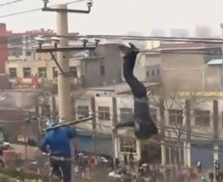 В Китае пьяный мужчина завис на высоковольтных проводах (видео)