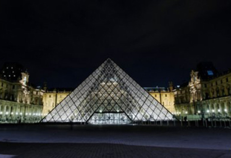 Paris Louvre shuts as staff strike over pickpockets