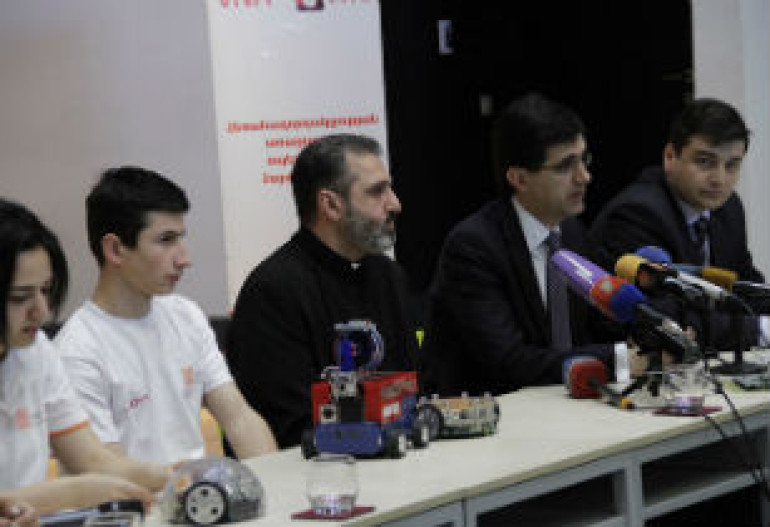 «Այբ» ավագ դպրոցի ռոբոտիկայի թիմը ԱՄՆ-ում կայացած մրցույթում «Այբսթորմ» ռոբոտի համար արժանացել է հատուկ մրցանակի