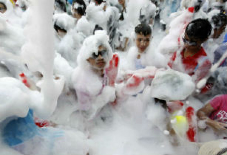 Thai New Year turns into water war (photos)