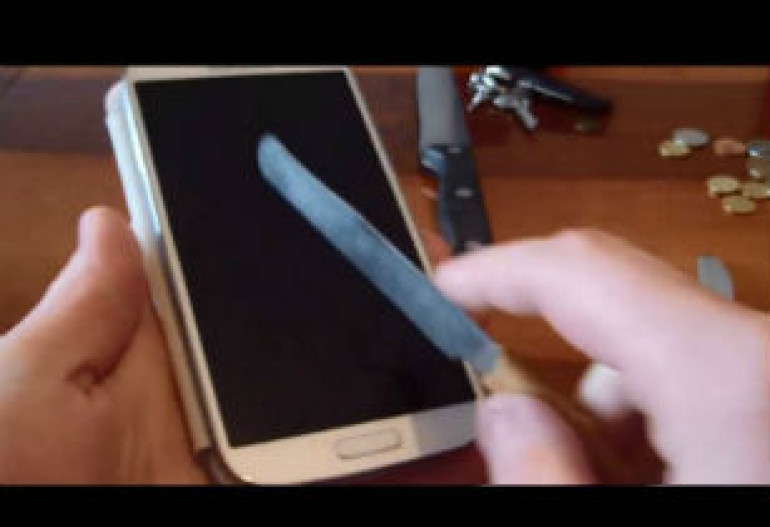 Экран Galaxy S IV испытали на прочность (видео)