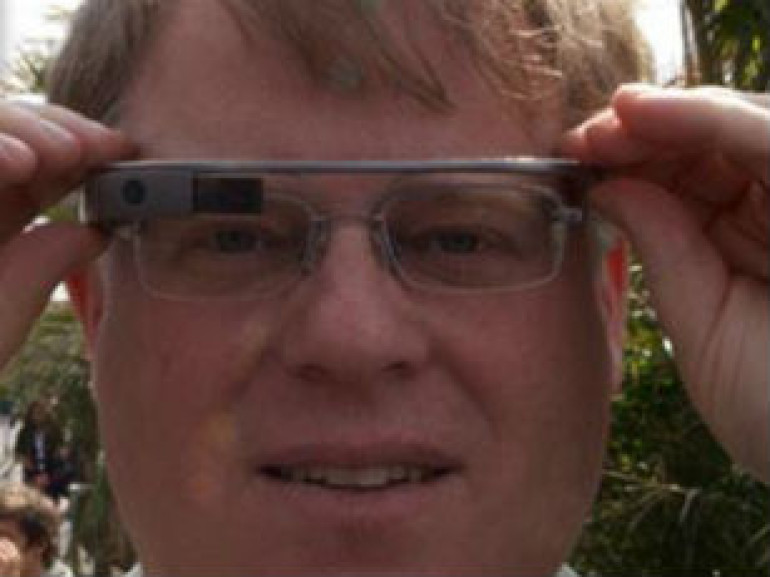 'I will never live a day without them': Famous tech blogger makes exhaustive review of Google Glass