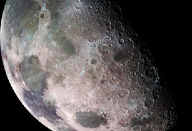  На Луну упал метеорит массой 40 кг