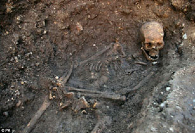 The final moments of Richard IIIs burial revealed: King was squashed into tiny grave with his hands still tied by gravediggers '