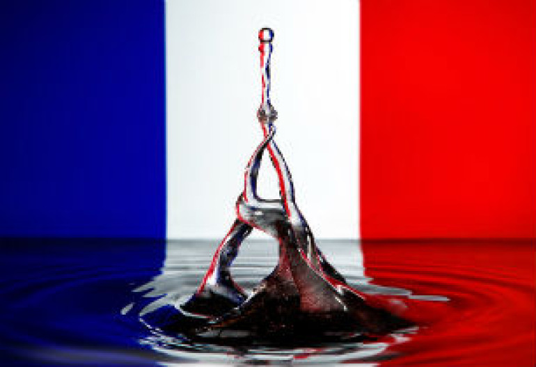 Incredible droplet art recreates the Eiffel Tower